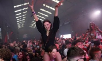 Experimento en Inglaterra: Una discoteca inglesa abrió con más de 3.000 personas sin distanciamiento ni mascarillas