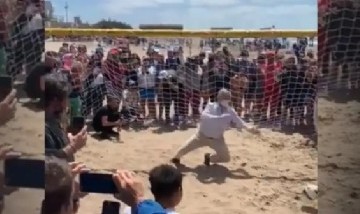 Alberto Fernández acudió a un balneario deportivo y aceptó el desafío de penales de un pequeño