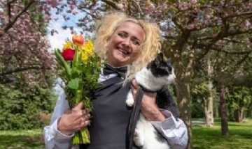 Mujer se casó con su gato para que el propietario de la casa que alquila no la eche