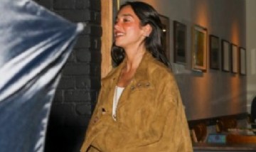 Dua Lipa impactó en Los Ángeles con un look que mezcló transparencias y una campera de gamuza