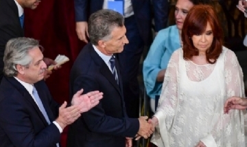 El frío saludo entre Mauricio Macri y Cristina Kirchner