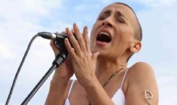Críticas en las redes: cambió la letra del Himno Nacional para incluir consignas feministas