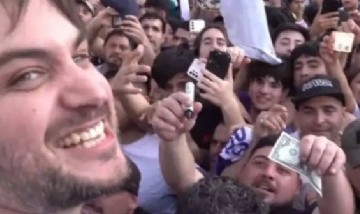 Insólito: Ramiro Marra vendió dólar blue durante una caravana junto a Javier Milei