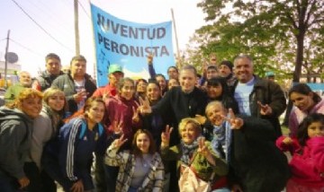 En el Día de la Lealtad Peronista, Fernando Gray colocó una ofrenda floral en la plaza de la Cultura