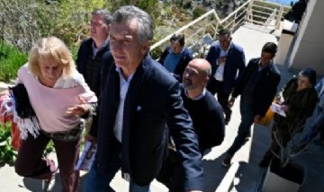Insultaron y abuchearon a Mauricio Macri en Bariloche: tuvo que retirarse en una camioneta