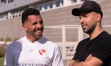 La sorpresiva visita del "Kun" Agüero al plantel de Independiente: llevó a su hijo a probarse al club