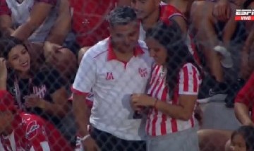 Le propuso casamiento en la tribuna de Instituto de Córdoba en pleno partido y se volvió viral