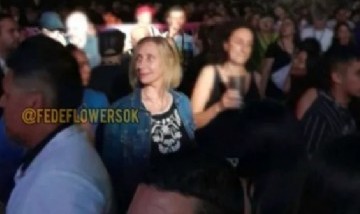 Karina Milei fue a un recital de Ulises Bueno y los libertarios lo quisieron tapar: "Era Betty Olave"