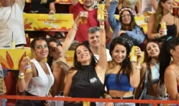 Jana Maradona presente en la cuarta noche de Carnaval de Gualeguaychú