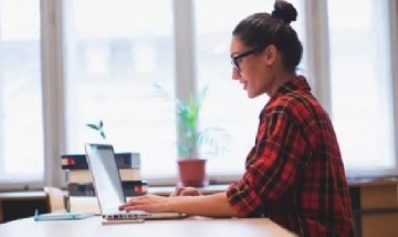 Estudiante mantuvo relaciones en plena clase virtual y se olvidó el micrófono abierto