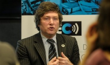 Javier Milei de cara a las elecciones: "Vengo a sacar a estos delincuentes a patadas en el traste"