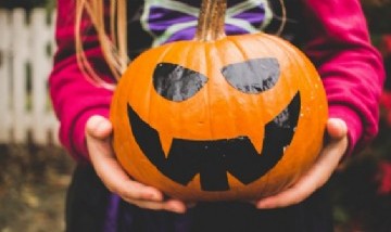 "Baño de sangre por Halloween": armó una decoración tan real que fue revisada por la policía