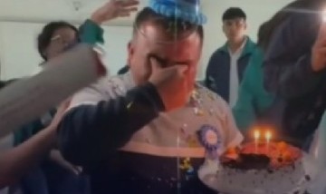 Alumnos simularon una pelea en el aula para sorprender a su profesor por el cumpleaños