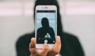 Facebook abre la cámara del celular sin tu permiso