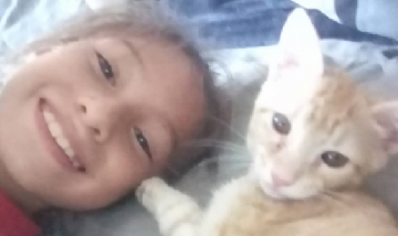 Ana y su minino en Paraná, Entre Ríos.