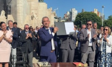 Rosario alcanzó su autonomía municipal: histórica firma de Javkin en el Monumento