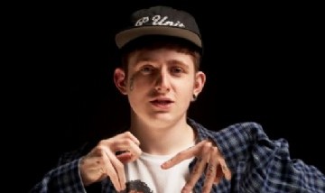 Dillom se burla del "magnetizado por vacunas" y calienta la previa de su show en Vélez