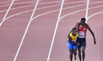 Gran gesto en el Mundial de Atletismo: Dejó de correr y ayudó a un colega