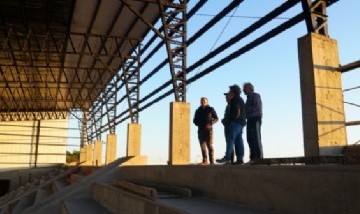 El intendente Fernando Gray recorrió los avances de la obra del polideportivo municipal
