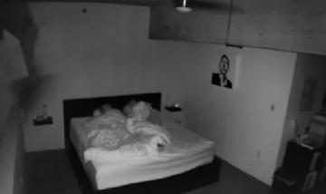 Se grabó mientras dormía y su cámara registró sus ‘terroríficas" actividades nocturnas