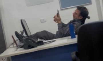 El jefe de ANSES en Caleta Olivia fue sorprendido jugando Candy Crush con un sueldo millonario