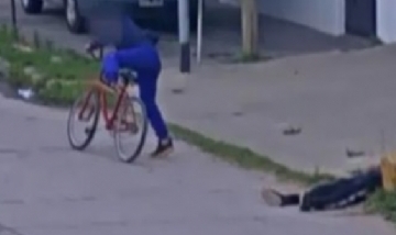 Un hombre se desmayó y una pareja le robó la bicicleta