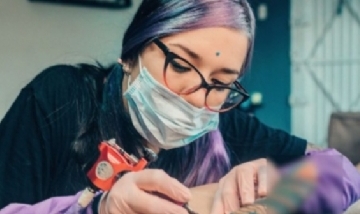 El impresionante tatuaje que se hizo un hombre en el pene