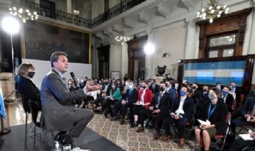 Massa recibió en el Congreso a jóvenes estudiantes universitarios y profesionales
