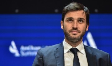 Nacho Torres pateó penales en Trelew y terminó derribando a un fotógrafo