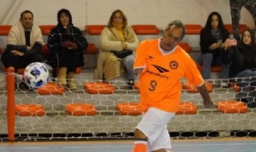 Daniel Scioli volvió a jugar al futsal en Villa La Ñata y erró goles increíbles