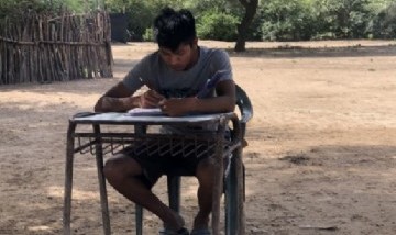 Conocé la historia de Kevin: recibió un celular, una computadora y se armó un fondo de becas para que tenga un futuro