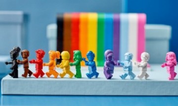 Todos incluidos en el famoso juego: Lego lanza su primer set LGBT+