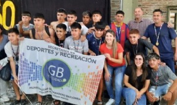 El intendente Maglia hizo "pogo" con jóvenes que festejaban el triunfo en los Juegos Santafesinos
