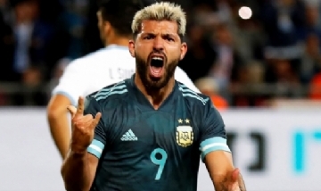 De delantero a profesor: El Kun Agüero dará clases de español a niños en Inglaterra