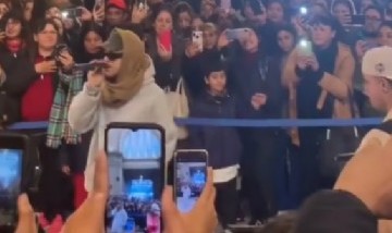 La T y la M sorprendió a todos y grabó su nuevo tema en la estación Constitución