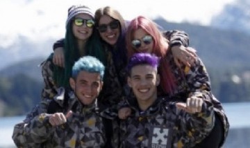 Clau y sus amigos del curso disfrutando de Bariloche, Río Negro.