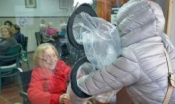 El ingenioso método de un geriátrico para que los abuelitos puedan abrazar a sus familiares