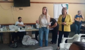 Salto: la legisladora Vanesa Spadone entregó tablets a instituciones