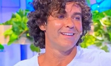 Mariano Martínez reapareció en los medios con nuevo look y los memes estallaron