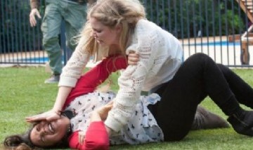 "¡Dale la cabeza contra el piso!": la brutal pelea de dos chicas a la salida de un colegio