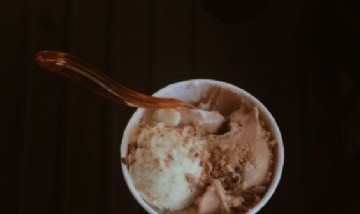 Le mandó helado a su novio por delivery y la repartidora se fue de mambo