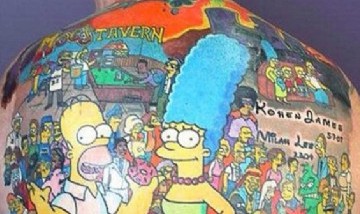 Un fanático de "Los Simpson" se tatuó a todos los personajes de la serie en su espalda