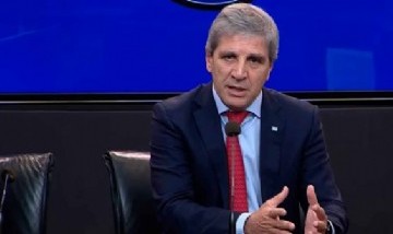 "Caputo ladrón": manifestantes increparon al ministro de Economía durante su visita a Catamarca