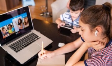 Una madre volvió viral a su hijo al mostrar como vive las clases virtuales durante la pandemia