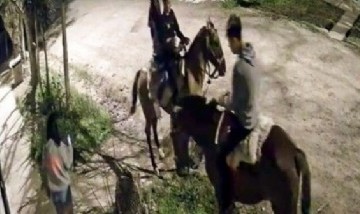 Viral: Como en Pasión de gavilanes, dos jóvenes fueron a buscar a sus novias a caballo