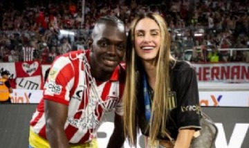 Edwin Cetré confirmó su romance con Ayelén Sebastián y celebró el título de Estudiantes en familia