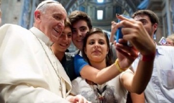 El papa Francisco advirtió a los jóvenes que la vida sucede más allá del celular