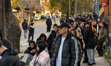 Más de 1.500 personas hicieron fila en Berazategui para competir por apenas 14 puestos de trabajo