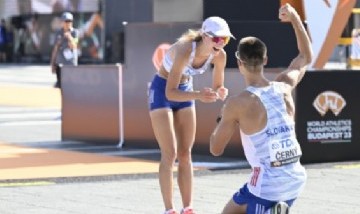 Propuesta mundialista: llegó primero, la esperó en la meta y le pidió casamiento