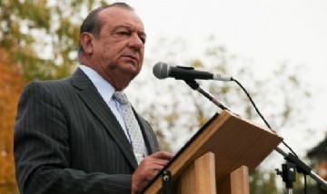 Intendente trató a los concejales de vagos y les dijo: "Que se metan la licencia en el.."